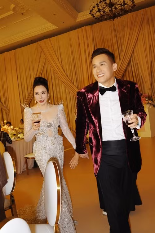 Hồ Quỳnh Hương và chồng doanh nhân nắm tay không rời trong tiệc cưới. Ảnh: FB Hồ Quỳnh Hương.