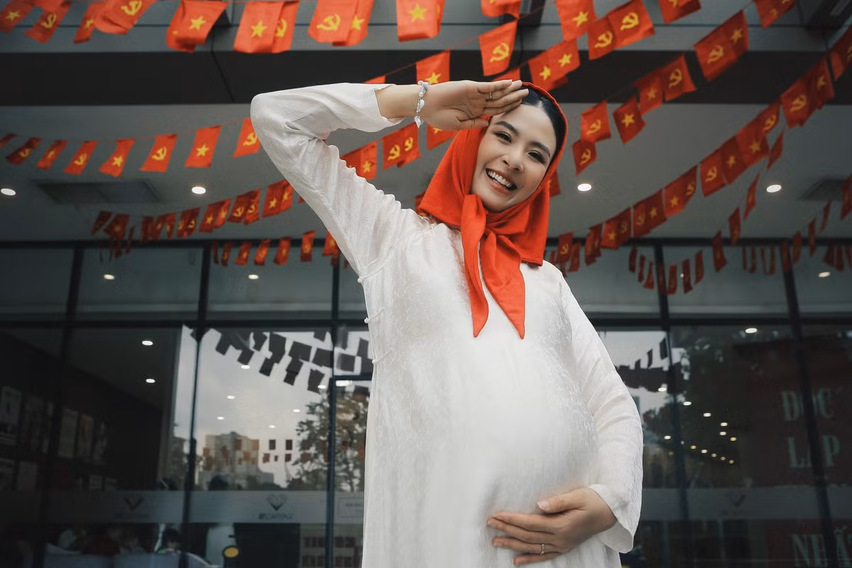 Ngọc Hân vẫn rạng rỡ, tươi tắn dù bụng bầu vượt mặt. Ảnh: FB Ngọc Hân.