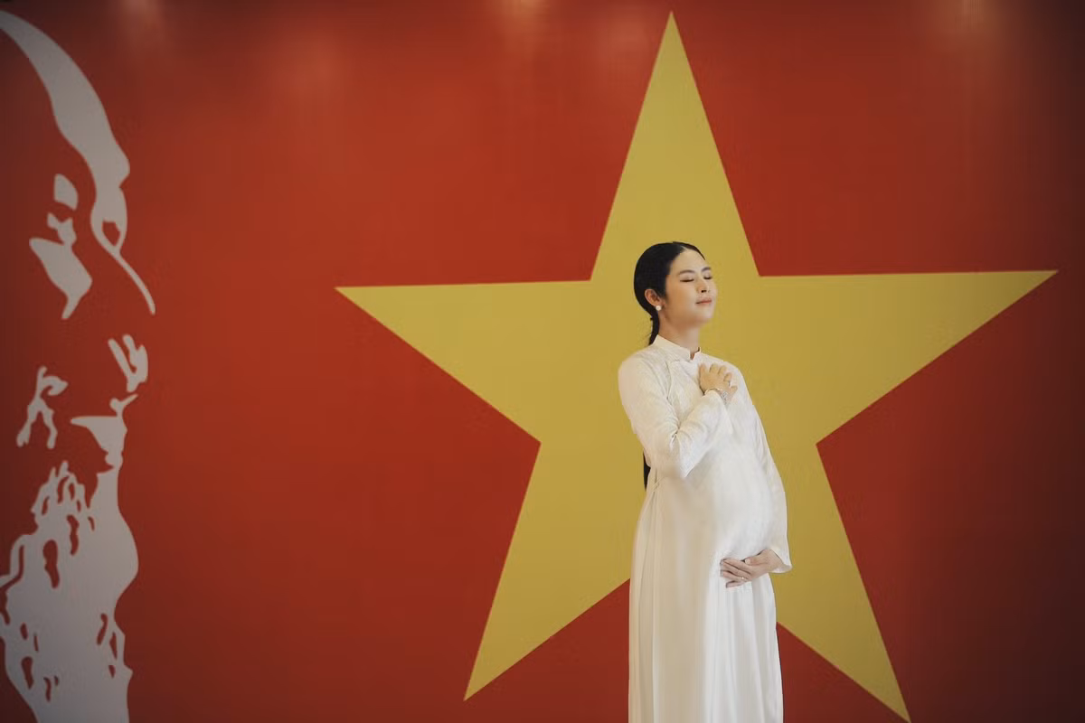 Trước thềm Quốc khánh 2/9, Hoa hậu Ngọc Hân bắt trend yêu nước khi thực hiện bộ ảnh áo dài. Ảnh: FB Ngọc Hân.