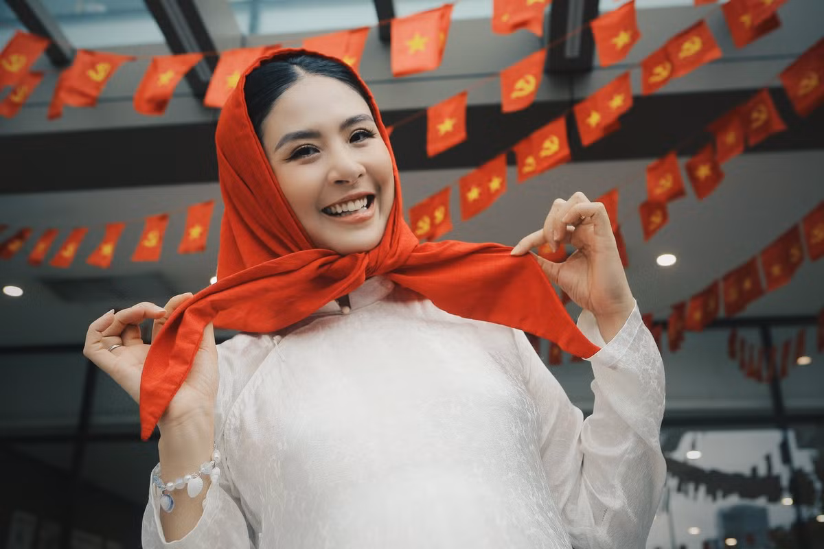 Người đẹp sinh năm 1989 gây chú ý khi bế bụng bầu đi xem sơ duyệt diễu binh, diễu hành. Ảnh: FB Ngọc Hân.