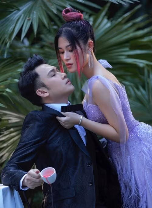 Dương Triệu Vũ ngại ngùng khi thực hiện bộ ảnh. Nam ca sĩ cho biết, trong lúc làm việc, anh đã phải uống hết một chai vang để trở nên tự tin hơn. Ảnh: Thế Giới Điện Ảnh.