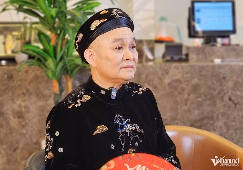 Năm 2017, nghệ sĩ Xuân Hinh cũng từng lên tiếng về danh xưng khán giả dành cho ông. Nam nghệ sĩ chia sẻ trên Người Đưa Tin: "Nhiều năm qua, nhiều người gọi Xuân Hinh là "vua hài" rồi "vua hài số một đất Bắc"... nhưng Xuân Hinh không thích thế, tôi vẫn luôn là ‘kẻ chọc cười dân dã’ thôi. Đừng gọi tôi là ‘vua hài số một đất Bắc’, nếu có ưu ái tôi, thì tạm gọi là ‘danh hài’ cũng được. Vì tôi cũng có một cái tên, gọi là cũng có người biết đến...". Ảnh: Vietnamnet.