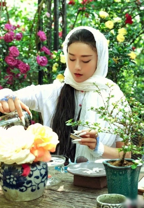 Ở tuổi 68, Dương Lệ Bình vẫn giữ được vóc dáng mảnh mai. Theo Tiền Phong, nữ diễn viên giữ được cân nặng không bao giờ vượt quá 46 kg trong suốt nhiều năm. Ảnh: Vietnamnet.