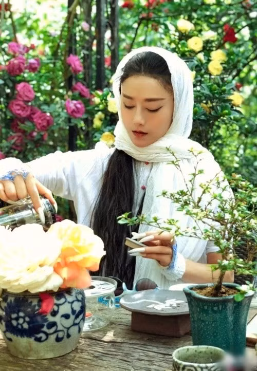 Ở tuổi 68, Dương Lệ Bình vẫn giữ được vóc dáng mảnh mai. Theo Tiền Phong, nữ diễn viên giữ được cân nặng không bao giờ vượt quá 46 kg trong suốt nhiều năm. Ảnh: Vietnamnet.