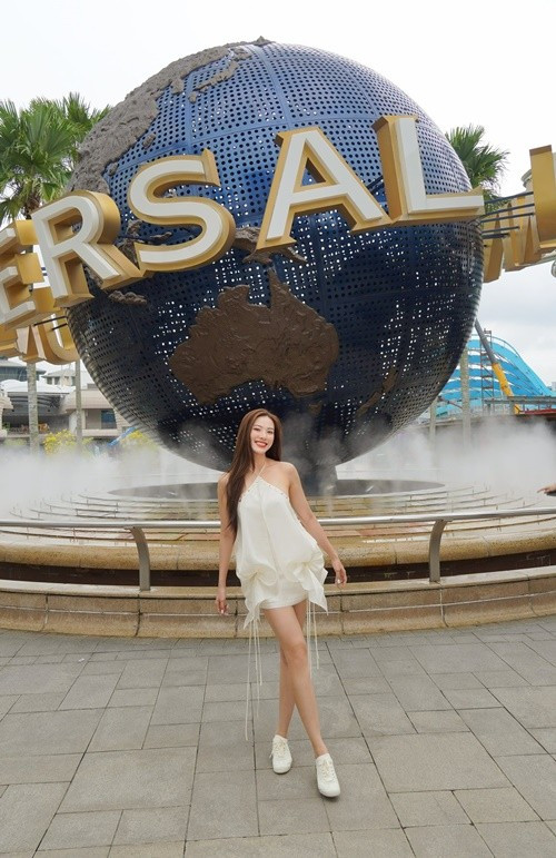 Chân dài 9x từng miệt mài thi nhan sắc trong và ngoài nước. Cô từng vào top 12 Hoa khôi Áo dài Việt Nam 2014, đoạt danh hiệu Hoa khôi Sinh viên Thanh lịch Đại học Nam Cần Thơ 2016, vào top 36 Hoa hậu Việt Nam 2016. Ảnh: FB Kim Duyên.