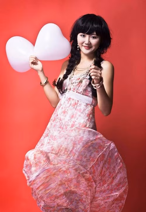 Văn Mai Hương được đào tạo bài bản về thanh nhạc. Theo Giáo Dục Việt Nam, sau khi tốt nghiệp chương trình trung cấp, cô đỗ thủ khoa Thanh nhạc của Đại học Văn hóa nghệ thuật Quân đội năm 2012. Ảnh: FB Văn Mai Hương.