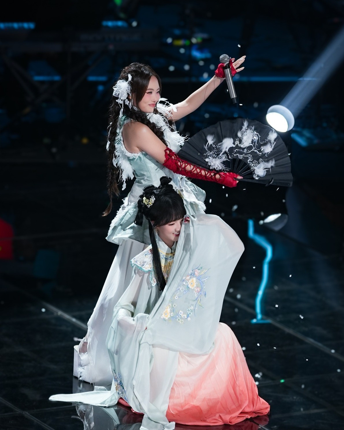 Phương Mỹ Chi - Khả Lâu giành được 190,6 điểm, đứng hạng 3 trong 5 cặp thí sinh và chính thức bước vào bán kết 2. Ảnh: FB Phương Mỹ Chi.