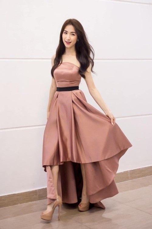 Đối với Hòa Minzy, những đôi giày cao gót như 'cà kheo' giúp cô trông cao như các siêu mẫu. Ảnh: Phụ Nữ Việt Nam.