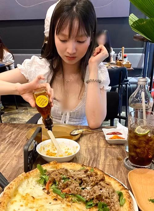 Sau khi có con, Bích Ngọc vẫn giữ được vóc dáng gợi cảm, thon gọn. Ảnh: FB Ngọc Thuận.