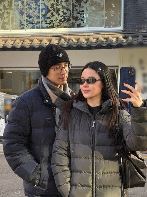 Trong nhiều khoảnh khắc, Minh Đạt thể hiện sự quan tâm dành cho vợ qua những cử chỉ gần gũi như khoác tay, nắm tay hay ánh nhìn âu yếm. Những hình ảnh đời thường này phần nào cho thấy sự đồng hành của anh trong cuộc sống sau hôn nhân của Midu.