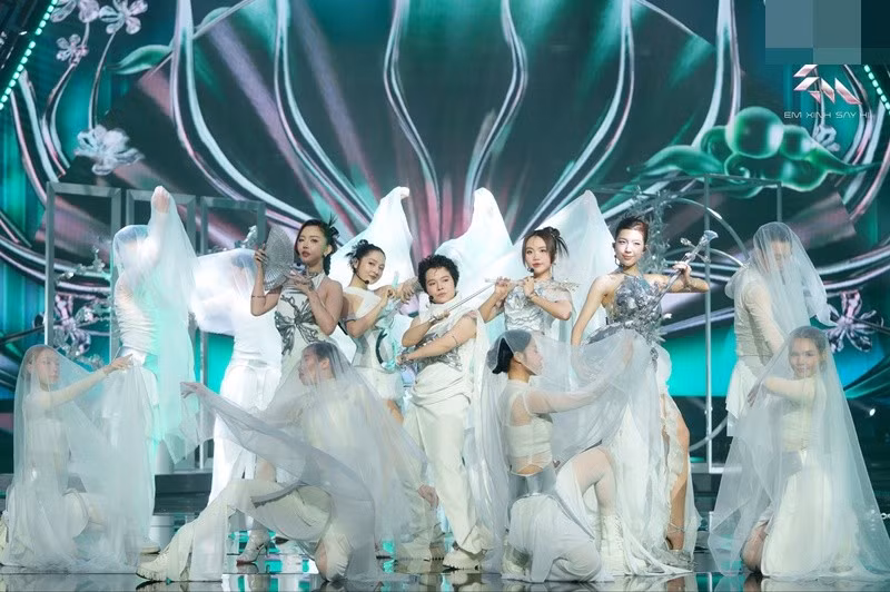 Trong livestage 1 Em xinh say hi, Phương Mỹ Chi thuộc đội Kim Cương cùng Bích Phương, Tiên Tiên, Bảo Anh và Lamoon. Nhóm thể hiện ca khúc Cầm kỳ thi họa. Theo Znews, Phương Mỹ Chi chắp bút phần outro (phần kết thúc một bài hát) mang làn điệu quan họ. Ảnh: FB Phương Mỹ Chi.