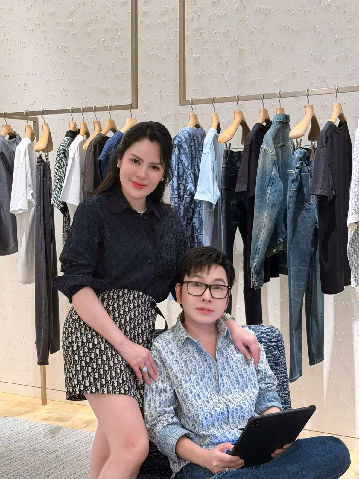 Ít ngày trước, Phương Lê đăng tải hình ảnh cùng Vũ Luân xuất hiện ở một cửa hàng thời trang. Ảnh: FB Phương Lê.