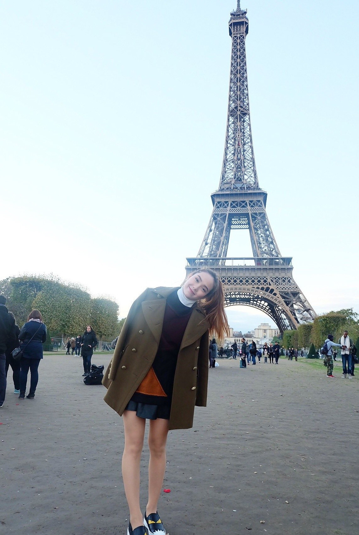 Ca sĩ Minh Hằng nhận lời tỏ tình từ chồng - doanh nhân Nguyễn Quốc Bảo vào năm 2016. Cô viết: "2016 nhìn lại, đã chốt đơn luôn anh người yêu (nay đã là chồng). Hóa ra năm ấy đã rực rỡ đến thế".