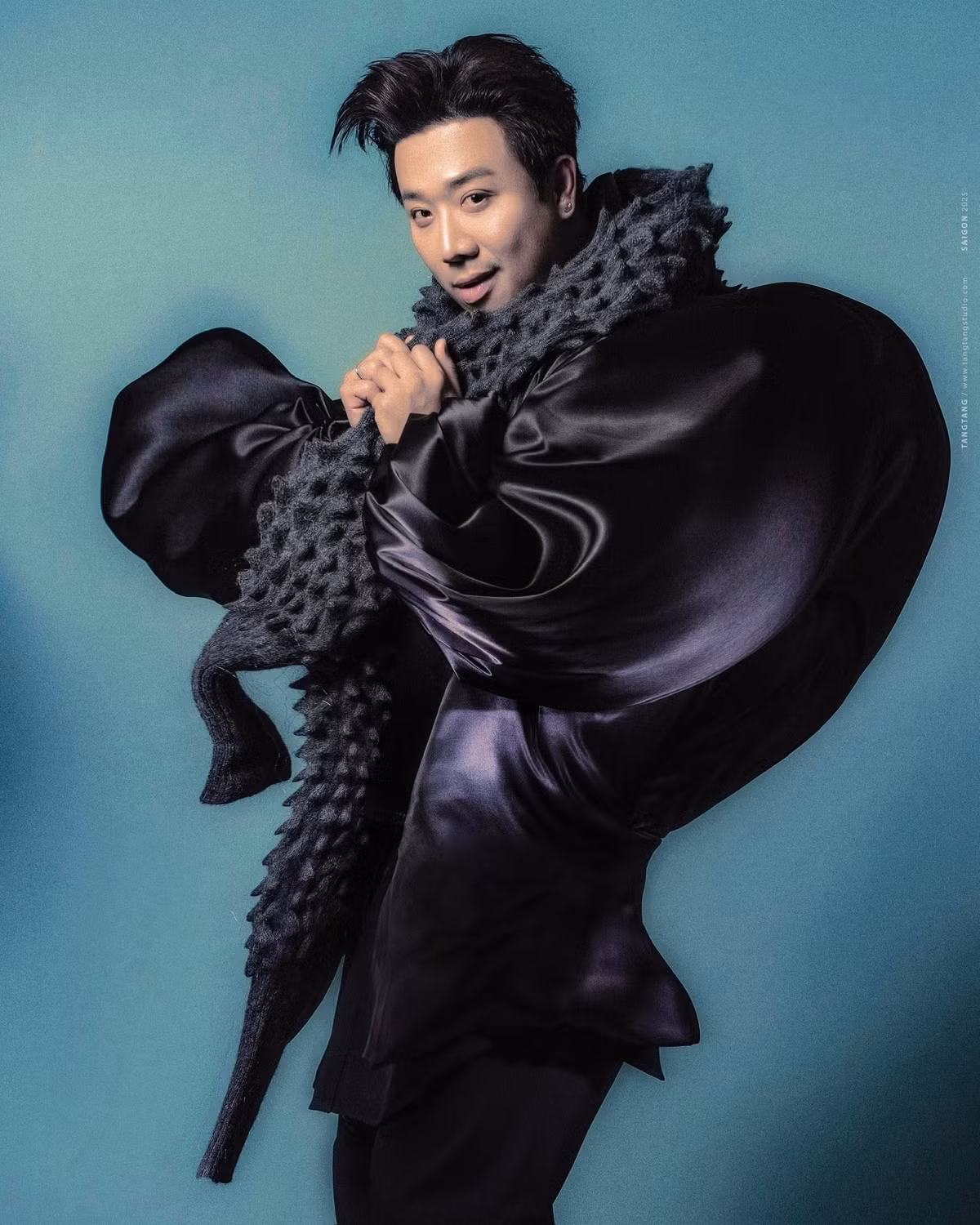 Mới đây, trên trang cá nhân, khi Trấn Thành viết: "Tôi hết chịu nổi rồi", một cư dân mạng để lại bình luận: "Vậy là chia tay hả anh? Cô ấy sẽ về Hàn phải không anh". Nhanh chóng, Trấn Thành phản hồi: ""Em có người yêu chưa? Em có duyên quá!". Ảnh: FB Trấn Thành.