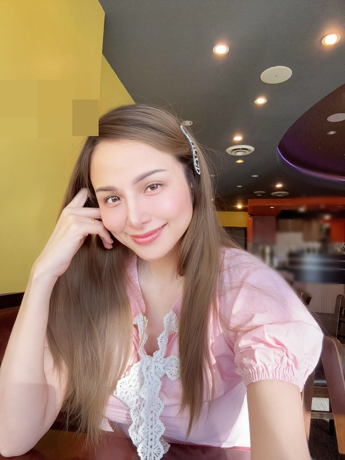 "Bác sĩ thăm khám nói về em bé khỏe mạnh nhưng có vẻ mẹ lại có những vấn đề cần theo dõi hơn", cô cho biết.