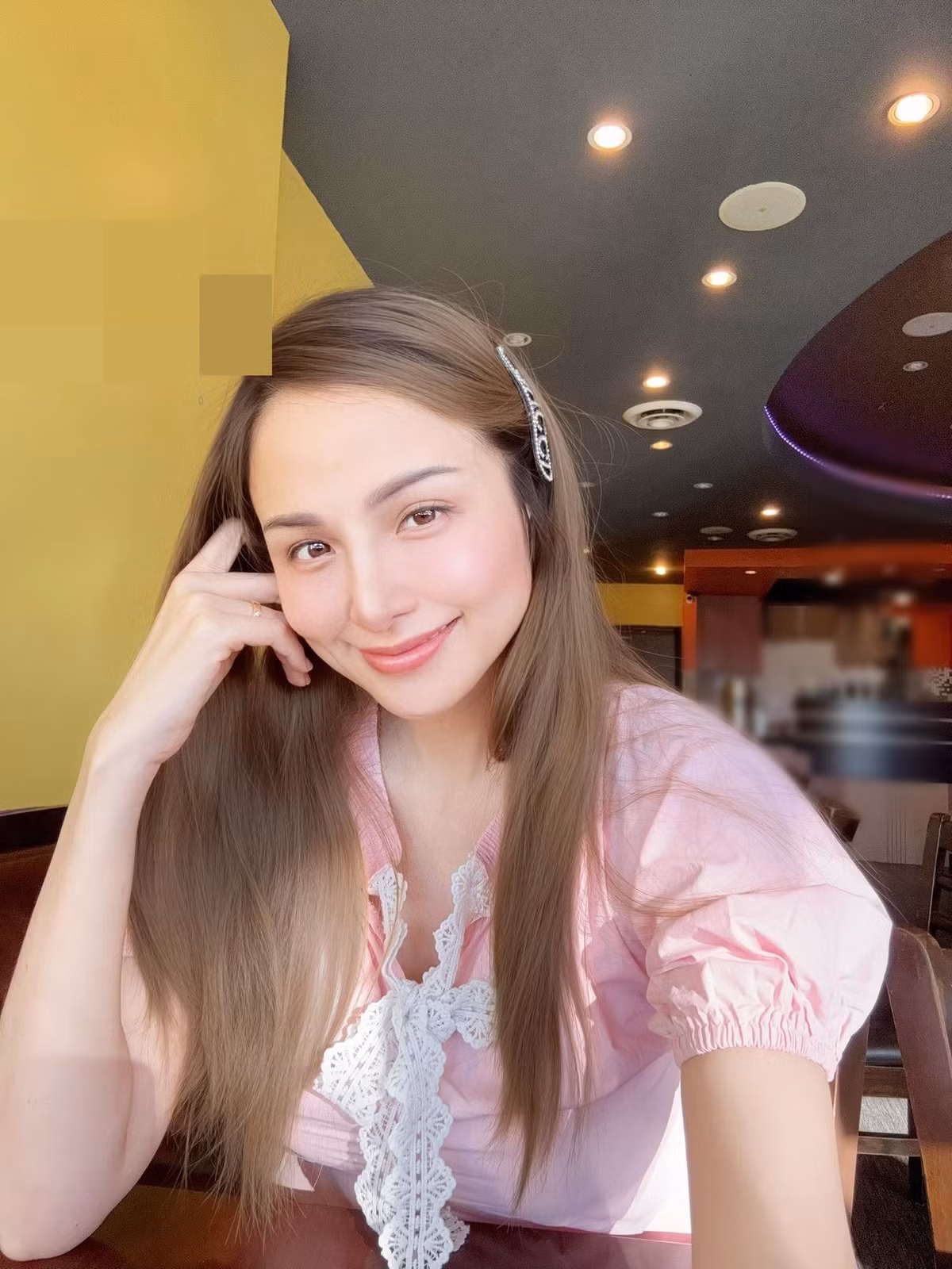 "Bác sĩ thăm khám nói về em bé khỏe mạnh nhưng có vẻ mẹ lại có những vấn đề cần theo dõi hơn", cô cho biết.