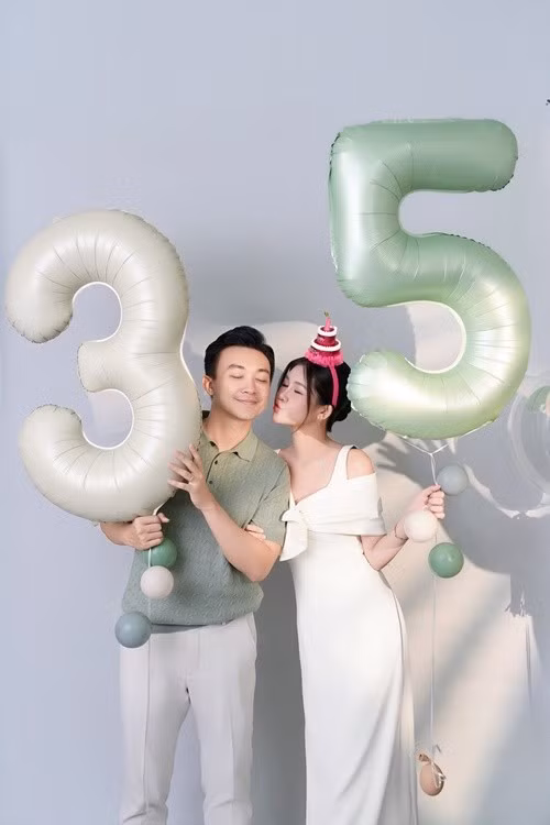 Khi con trai Tino, Tô Ny luôn đặt sức khỏe và niềm vui của con lên hàng đầu, không ngại tìm hiểu những việc lần đầu làm cha như thay tã, tìm hiểu sữa công thức, các mốc phát triển để đồng hành cùng con mà không gây áp lực.