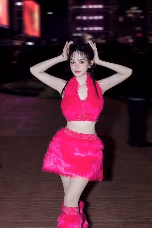 Thành viên một thời của nhóm Mắt Ngọc ăn mặc quyến rũ khi đi hát. Ảnh: FB Ngọc Kayla.