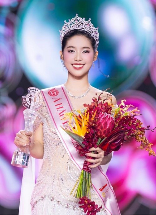 Á hậu 1 Hoa hậu Việt Nam 2024 Trần Ngọc Châu Anh có bố là Đại tá Trần Văn Kim, chị gái và anh rể của nàng hậu cũng là quân nhân. Ảnh: FB Châu Anh.