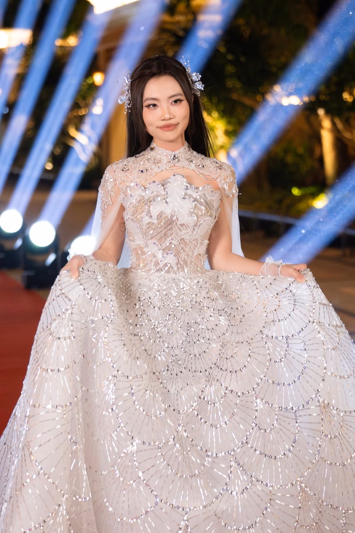 Trong chung kết Sing! Asia 2025, tại vòng song ca đầu tiên, Phương Mỹ Chi cùng ca sĩ người Trung Quốc Hoàng Linh thể hiện Lạc trôi bằng tiếng Việt - Trung. Ảnh: FB Phương Mỹ Chi.