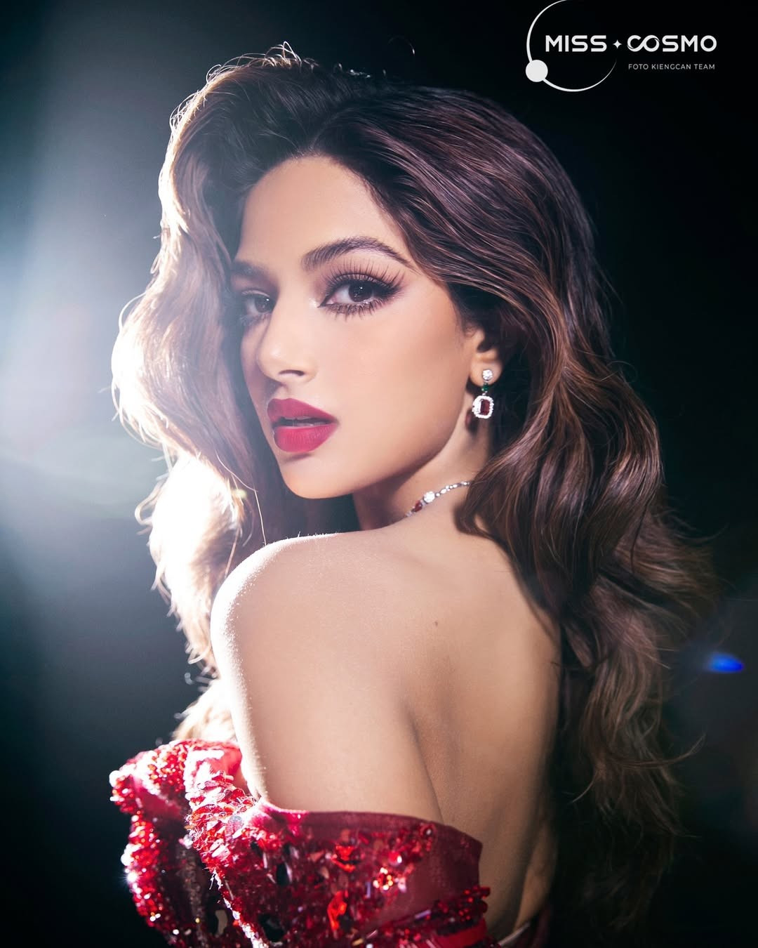 Harnaaz còn đắt show chấm thi hoa hậu. Theo Vietnamnet, cuối tháng 6/2022, cô đến Việt Nam cùng Catriona Gray (Miss Universe 2018), Natalie Glebova (Miss Universe 2005) để làm giám khảo trong đêm chung kết Hoa hậu Hoàn vũ Việt Nam. Năm 2024, Harnaaz trở lại đảm nhận vai trò giám khảo cuộc thi Miss Cosmo. Ảnh: Instagram Harnaaz Sandhu.