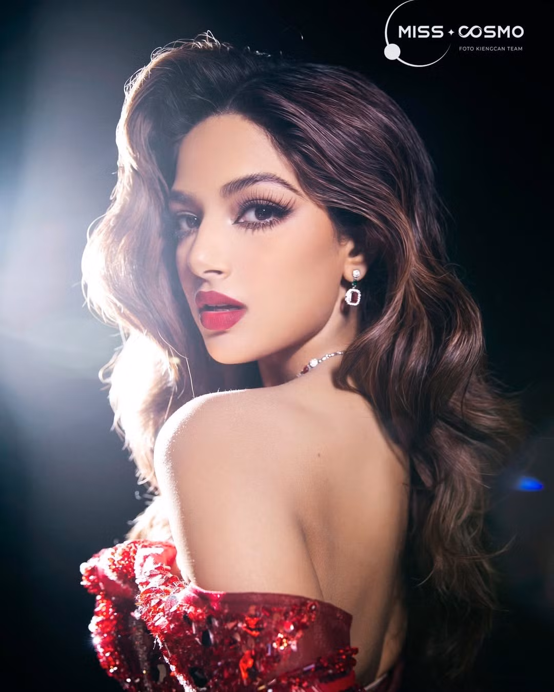 Harnaaz còn đắt show chấm thi hoa hậu. Theo Vietnamnet, cuối tháng 6/2022, cô đến Việt Nam cùng Catriona Gray (Miss Universe 2018), Natalie Glebova (Miss Universe 2005) để làm giám khảo trong đêm chung kết Hoa hậu Hoàn vũ Việt Nam. Năm 2024, Harnaaz trở lại đảm nhận vai trò giám khảo cuộc thi Miss Cosmo. Ảnh: Instagram Harnaaz Sandhu.