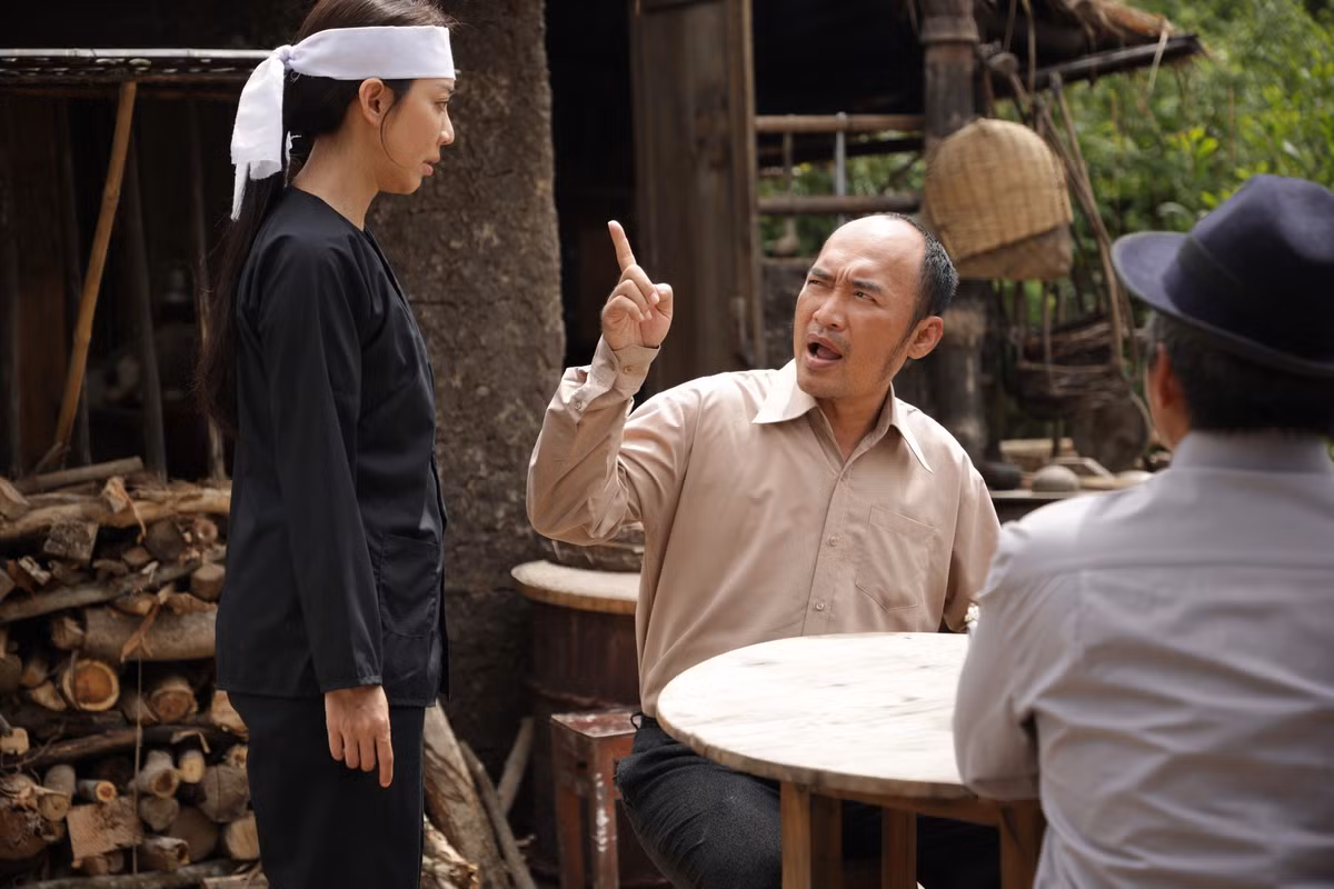 Tiến Luật hài hước chia sẻ về vai diễn trong Ai thương ai mến: “Bởi ở đời khó đoán, lên phim Ai thương ai mến làm chủ nợ hống hách, hoạnh họe đủ điều mà vợ đâu dám cãi. Xuống phim một phát là tôi im re, muốn xin mua xe cũng rén, muốn tăng lương cũng không dám lên tiếng. Dù sao thì mình cũng từng cùng hoàn cảnh, chắc bé Trang hiểu lòng anh”. Đáp lại lời chồng, Thu Trang cho biết: “Đời là đời, phim là phim, bạn kêu tôi hiểu, hiểu là hiểu sao hả bạn ơi?”. Ảnh: FB Tiến Luật.