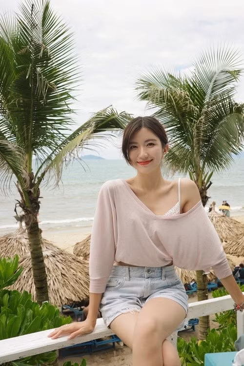 Trước những ý kiến trái chiều về nhân vật Xuân, Ngọc Huyền cho hay: “Cô em họ nhà chồng gây tranh cãi nhất lúc này. Hơi nhiệt tình, hơi nhiều chuyện nhưng thương người hết sức, đặc biệt là ông anh họ". Ảnh: FB Ngọc Huyền.