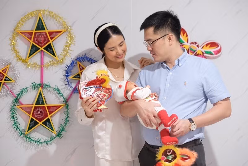 Hoa hậu Ngọc Hân cùng Phú Đạt và bé Pi chụp ảnh kỷ niệm mừng Trung thu.