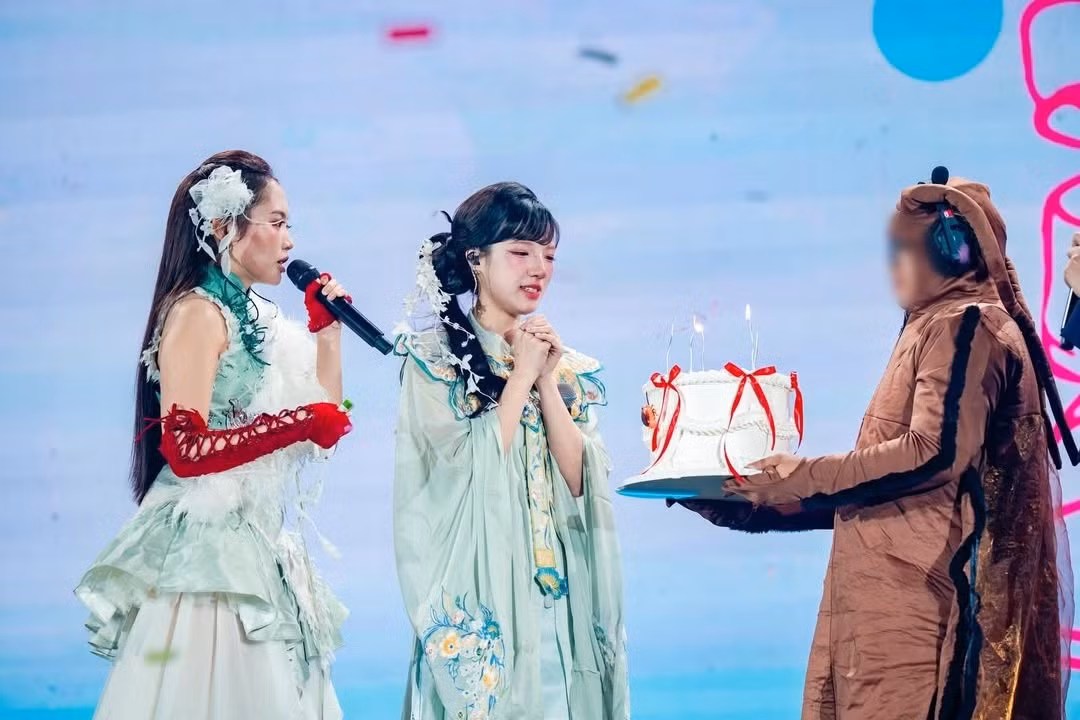 Trong lòng Khả Lâu, Phương Mỹ Chi luôn là một người rất thuần khiết. “Với âm nhạc, với công việc, với bạn bè, Chi luôn giữ được sự chân thành và tình yêu bền bỉ ấy. Chi từng nói rằng, những người được mời đứng trên sân khấu đều là những người mà Chi thật sự tin tưởng và yêu quý. Với mình, câu nói đó là một sự trân trọng rất lớn", Khả Lâu viết. Ảnh: Instagram Khả Lâu.