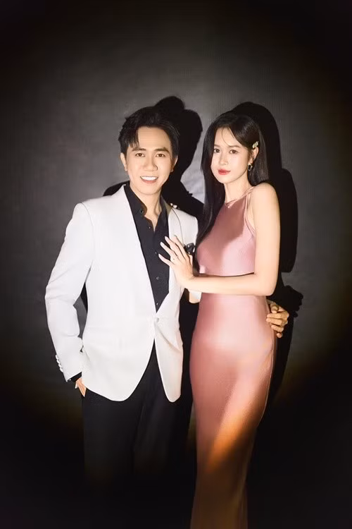 Anh Phạm thấu hiểu Anh Đức. "Có những điều mà chồng tôi không thể chia sẻ với ai, nhưng tôi lại hiểu được", nữ diễn viên cho hay. Ảnh: FB Anh Đức.