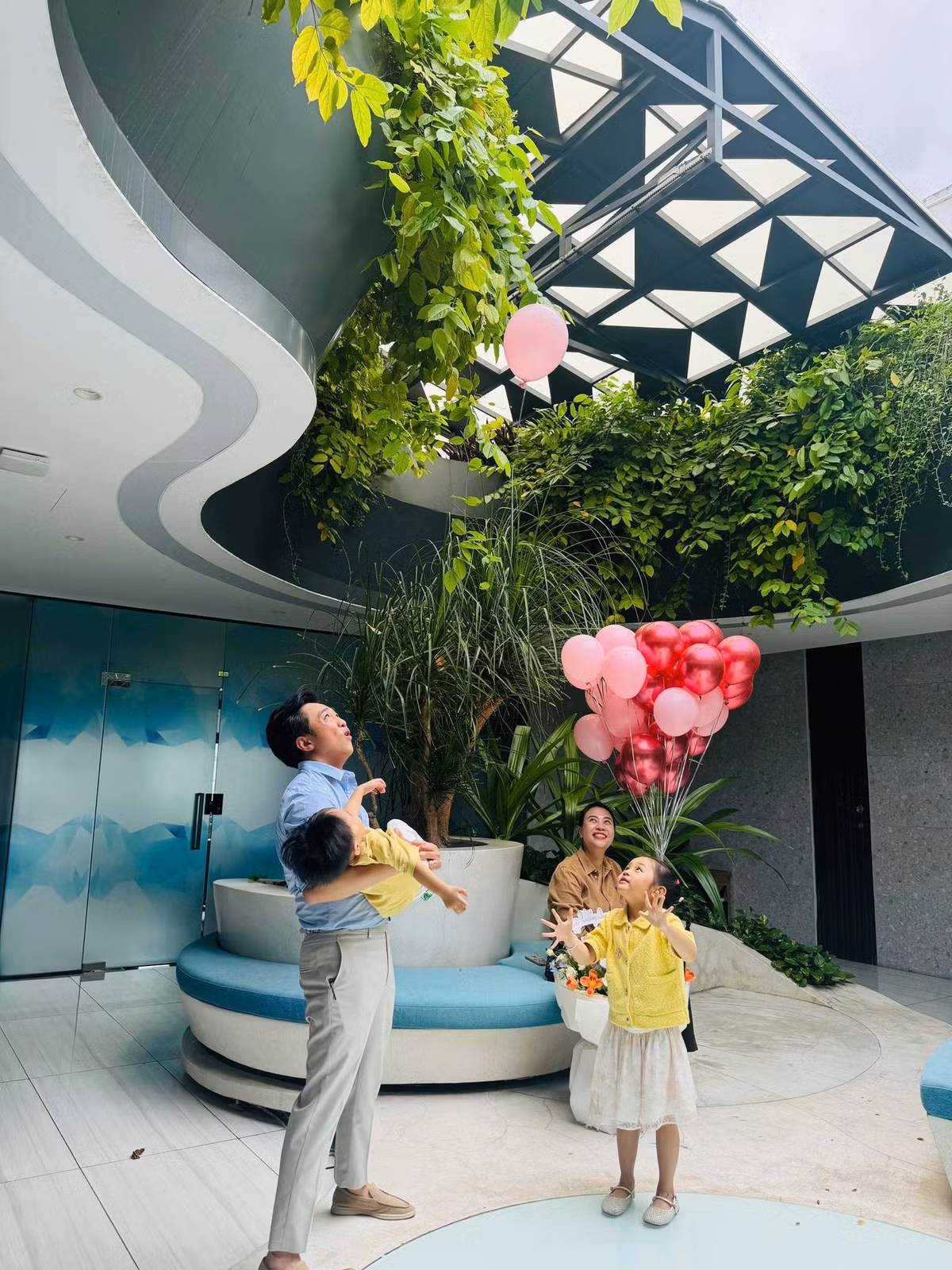 Cường Đô La sẵn sàng chăm sóc các con để Đàm Thu Trang đi chơi cùng bạn bè hay đi công tác. Ảnh: FB Cường Đô La.