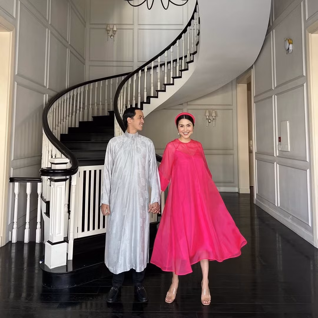 Điểm nổi bật trong phong cách áo dài ngày Tết của nữ diễn viên Hương phù sa là thần thái.