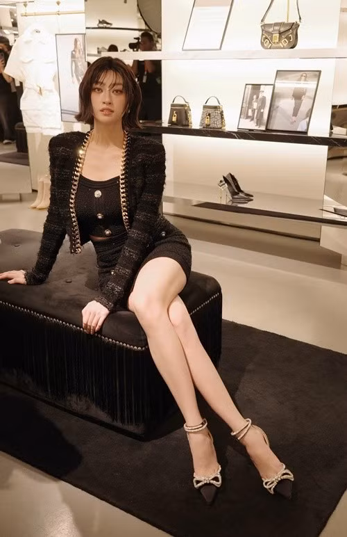 Nàng hậu còn ăn mặc sành điệu hơn. Lương Thùy Linh thường tậu cho mình túi xách, giày cao gót đến từ các thương hiệu thời trang lớn. Ảnh: FB Lương Thùy Linh.