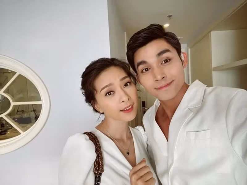 Khi tham gia Anh trai vượt ngàn chông gai 2024, Jun Phạm bật khóc vì lời chúc của Ngô Thanh Vân. "Từ xưa tới giờ, chị chưa bao giờ cảm thấy bớt tự hào về em. Những ngày đầu tiên khi gặp em lúc bé xíu, em là một người tài năng và với chị, em như một cái cầu vồng đa sắc. Nhạc nào em cũng nhảy được, nhạc nào cũng hát được và lĩnh vực nào em cũng tham gia được", Ngô Thanh Vân nhắn nhủ học trò. Ảnh: FB Jun Phạm.