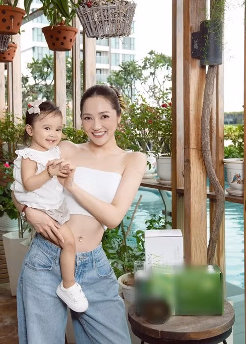 Nhà của Bảo Anh là căn hộ duy nhất mở cửa ra có sân vườn và đi thẳng ra bể bơi. Ảnh: FB Bảo Anh.