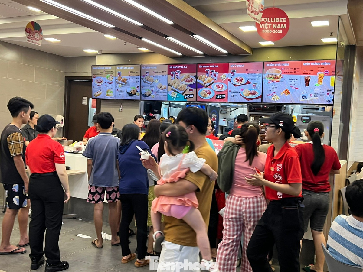 Các quầy hàng ăn uống đều bố trí thêm nhân viên phục vụ nhưng khách vẫn phải chờ khá lâu mới đến lượt.