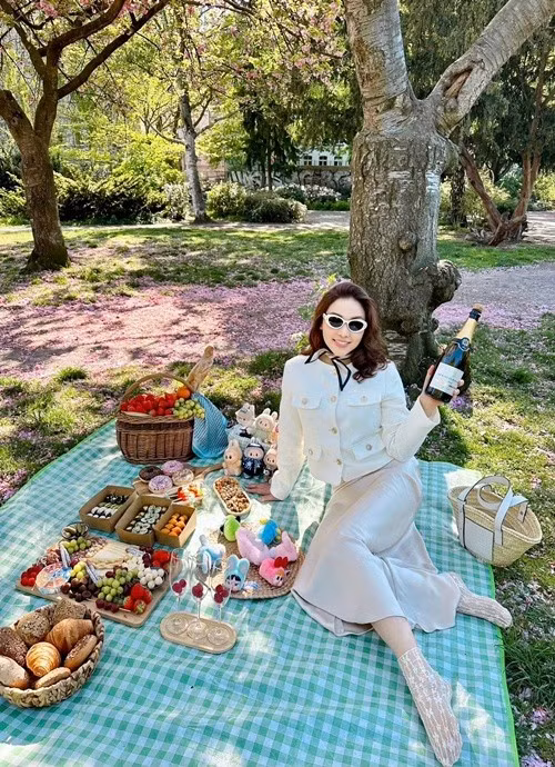 "Gà cưng" một thời của Vũ Khắc Tiệp dành nhiều tận hưởng những chuyến đi chơi khi sống ở Đức. Ảnh: FB Quỳnh Thư.