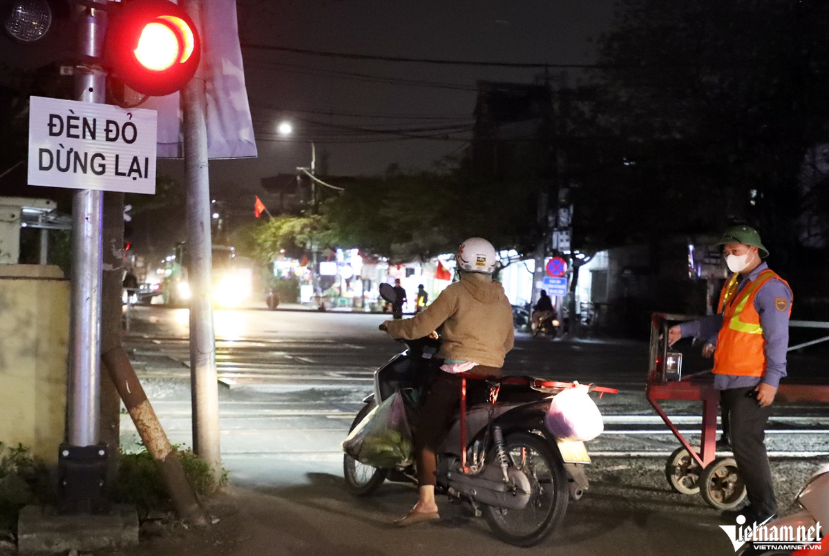 Ghi nhận tại khu vực nút giao Quốc lộ 1A – Phan Trọng Tuệ (Hà Nội), mặc dù còi cảnh báo đã vang lên, đèn báo hiệu bật sáng, nhân viên đường sắt đang đóng chắn, nhưng nhiều người đi xe máy vẫn bất chấp nguy hiểm để vượt qua.