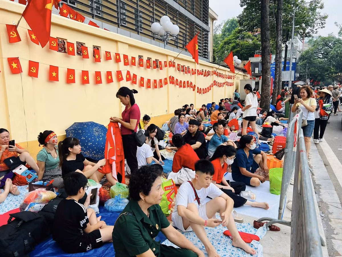 Không khí đã rộn ràng, náo nức và sôi động, dù lễ diễu binh ngày mai mới diễn ra.