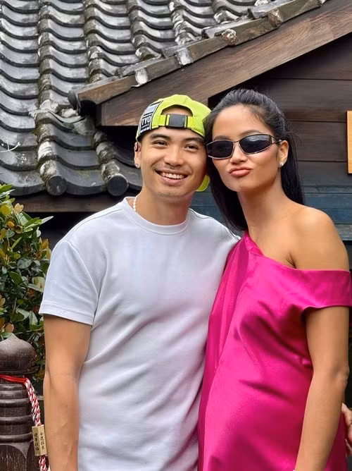 "Chuyến đi Đài Loan lần thứ n nhưng lại có rất nhiều lần đầu tiên. Lần đầu đến làng cổ Thập Phần, lần đầu tự tay viết những mong ước lên chiếc đèn lồng và nhìn nó bay vút lên cao. Đặc biệt nhất là lần đầu được khám phá nơi này cùng 2 mẹ con siêu cấp đáng yêu cứ đi tung ta tung tăng", Tuấn Khôi chia sẻ. Ảnh: FB H'hen Niê.