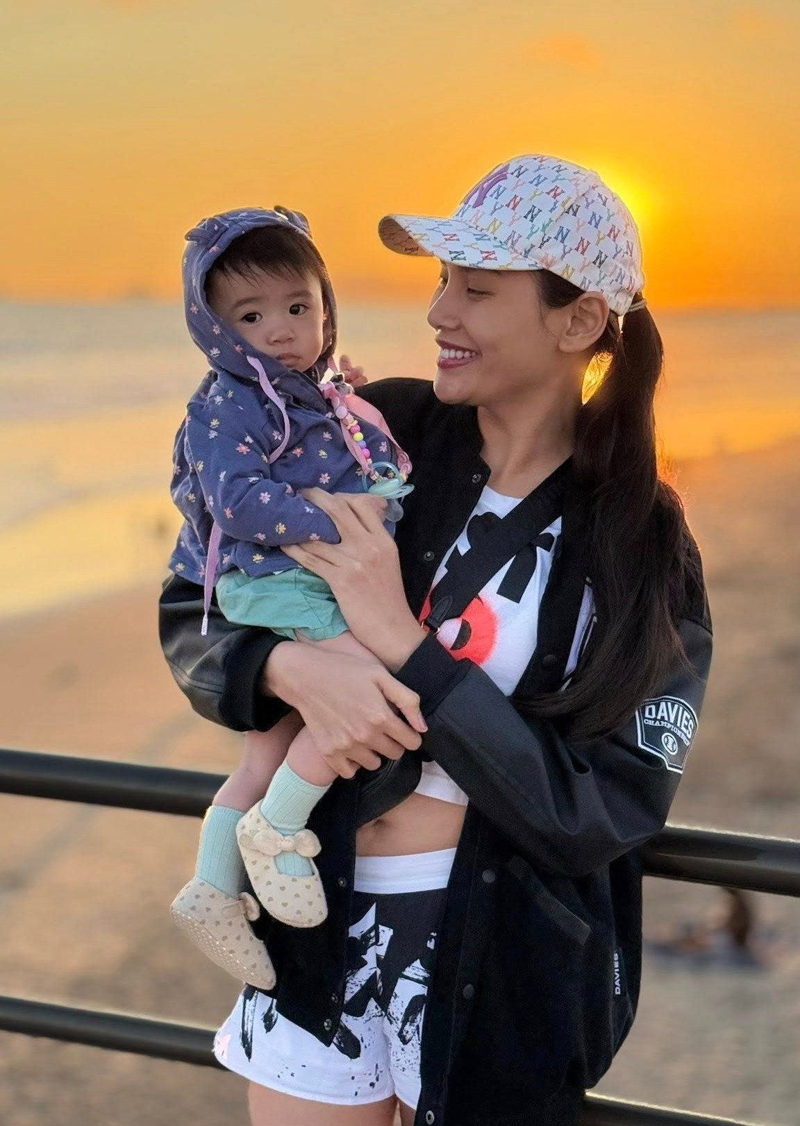 Đưa con gái sang Mỹ, Võ Hoàng Yến thi thoảng nhắc đến chồng. Ảnh: FB Võ Hoàng Yến.