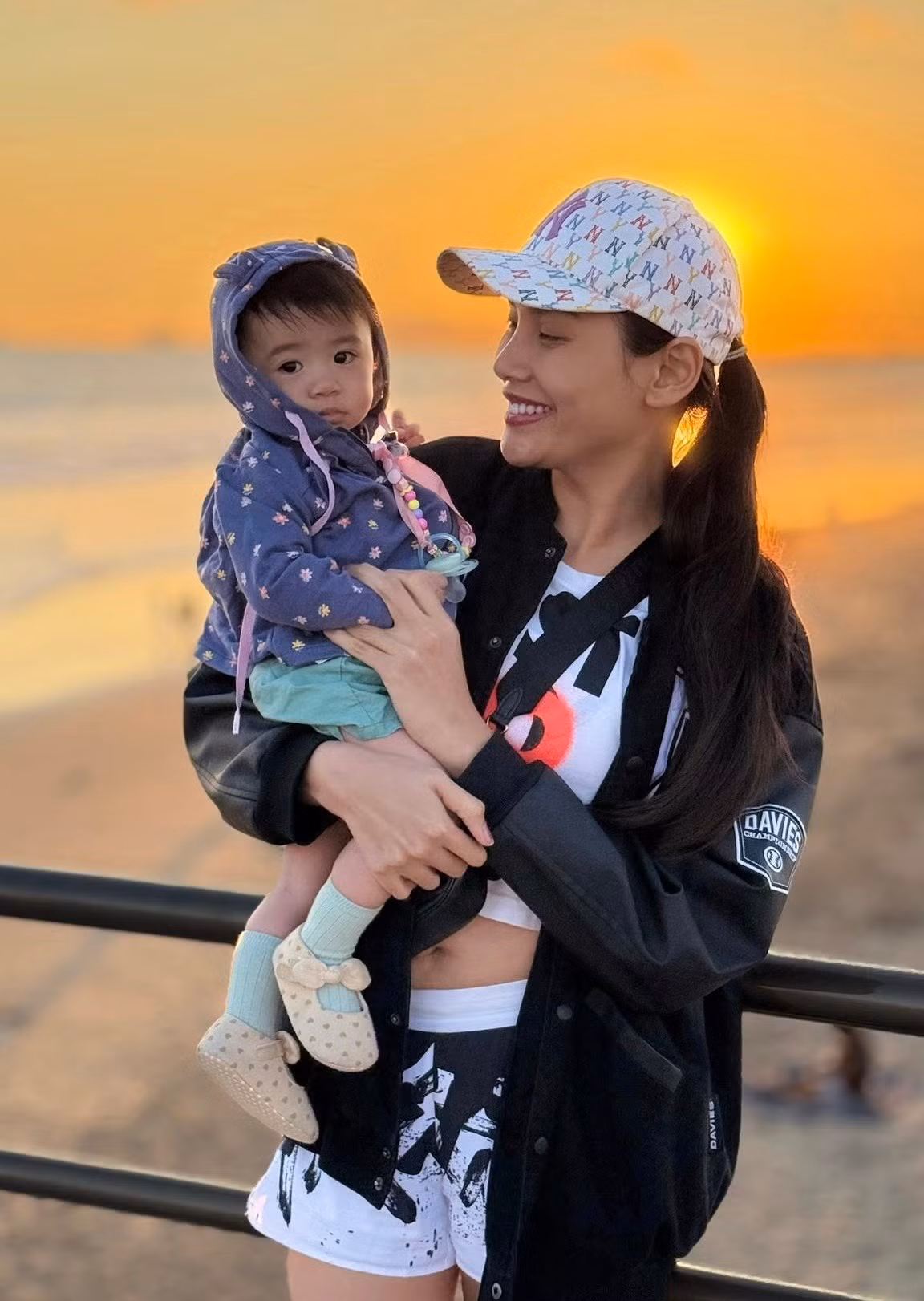 Đưa con gái sang Mỹ, Võ Hoàng Yến thi thoảng nhắc đến chồng. Ảnh: FB Võ Hoàng Yến.