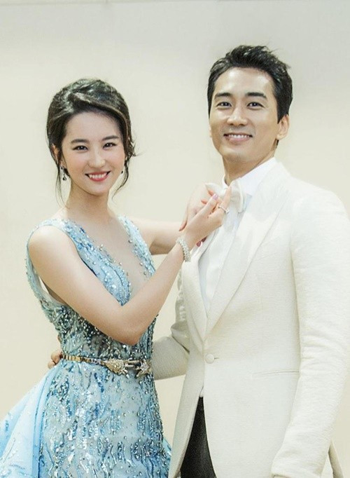 Tháng 1/2018, Song Seung Hun - Lưu Diệc Phi chia tay. Chia sẻ với TVReport, đại diện Song Seung Hun cho biết, cặp đôi đều bận rộn với công việc. Việc không thể gặp nhau khiến cả hai ngày càng xa cách. Ảnh: Vietnamnet.