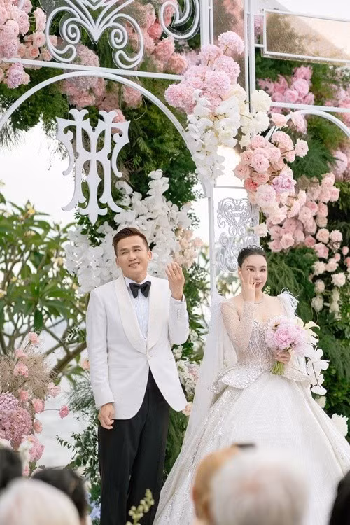 Hồ Quỳnh Hương còn bày tỏ, cô thực sự hạnh phúc, không chỉ vì tìm được nửa kia của mình, mà còn vì được nhiều người yêu thương, đồng hành và chia sẻ. Ảnh: FB Hồ Quỳnh Hương.