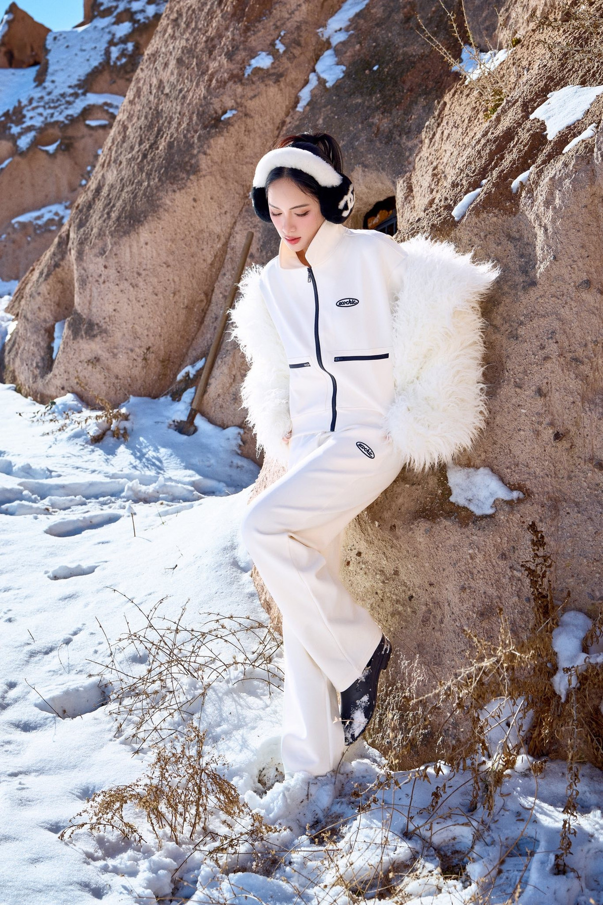 Cụ thể, trước lời chúc "sớm lấy chồng" từ một cư dân mạng, Hương Giang bày tỏ: "Chưa công khai người luôn mà giục lấy chồng hoài vậy". Ảnh: Instagram Hương Giang.