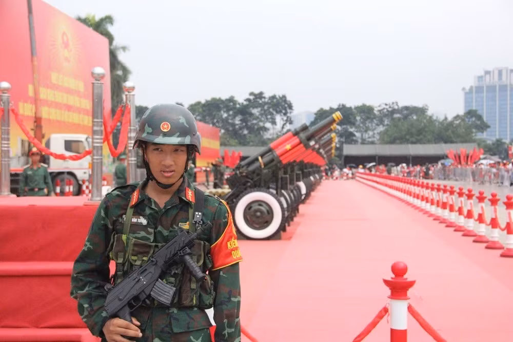 Đông đảo người dân tỏ ra rất phấn khích khi lần đầu được tận mắt chứng kiến những khí tài hiện đại của Việt Nam. Ảnh: Khánh Hoài