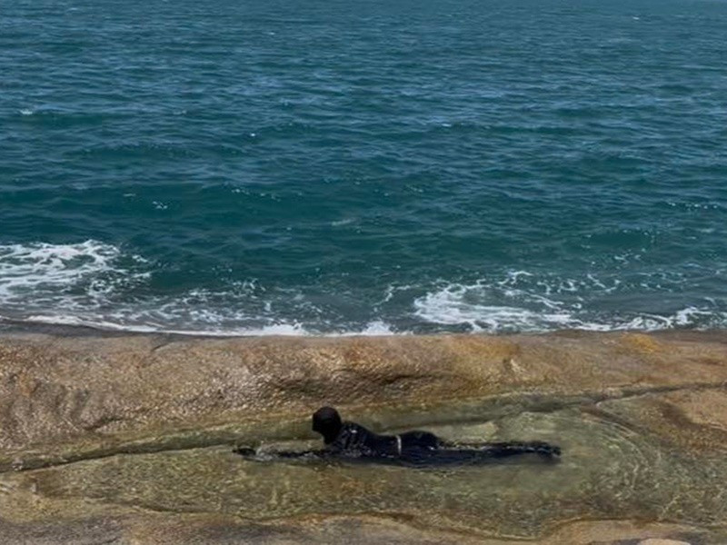 Thủy Tiên mặc kín như bưng trong khi đó, Công Vinh diện quần short. Ảnh: FB Công Vinh.