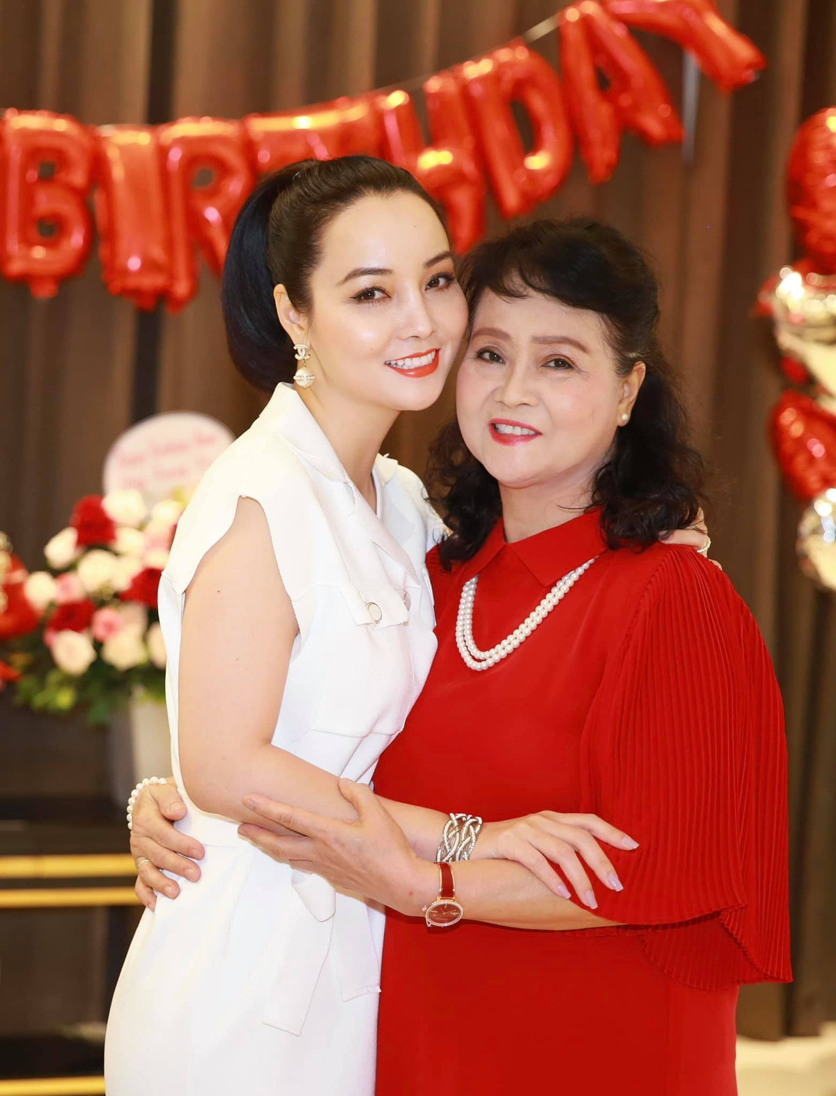 Bà Lê Kim Minh - mẹ ruột của Mai Thu Huyền gây ấn tượng bởi nhan sắc mặn mà, nền nã và toát lên khí chất quý phái rất riêng. Ảnh: FB Mai Thu Huyền.