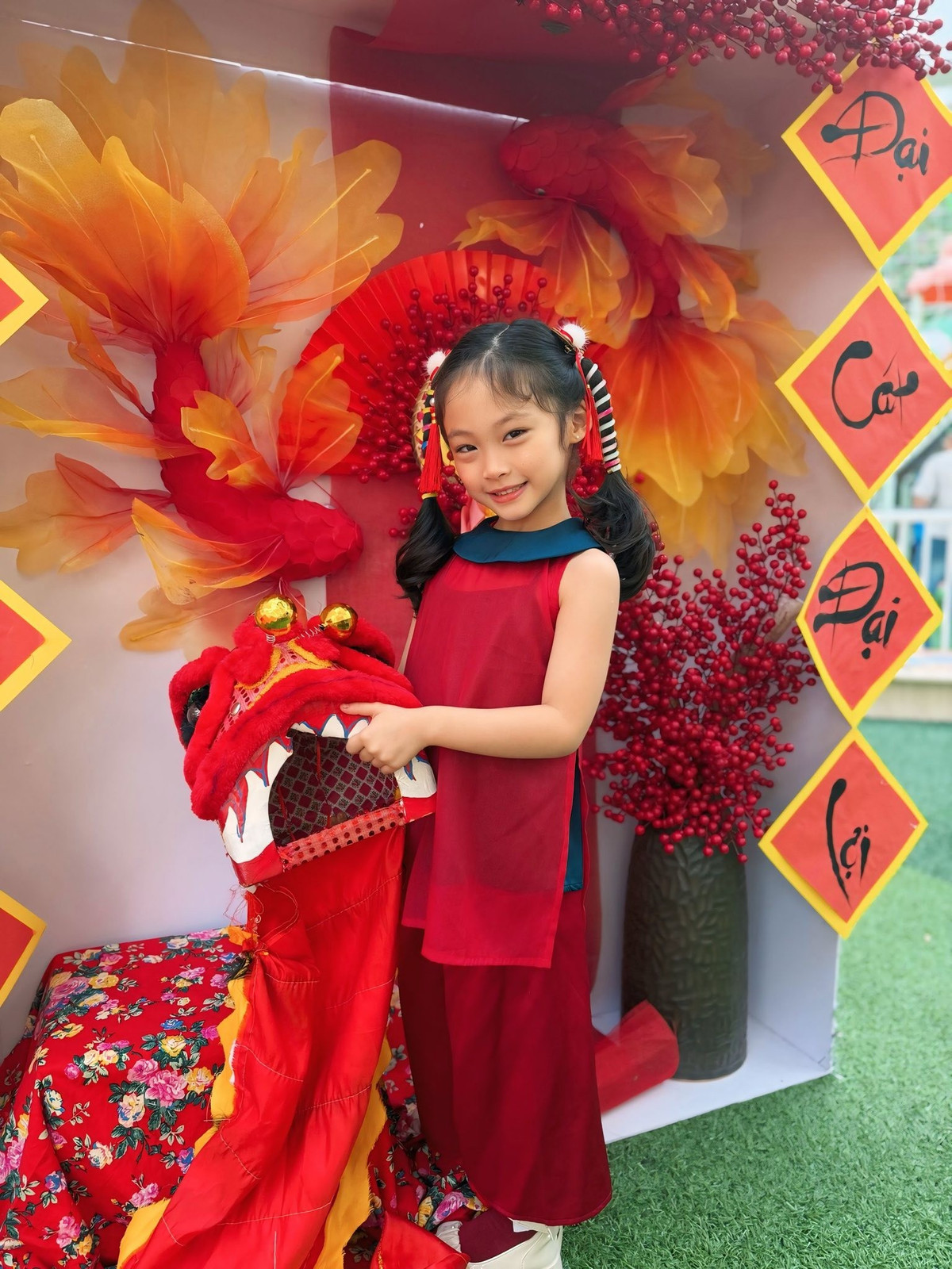 Con gái ca sĩ Pha Lê xuất hiện trong áo dài cách tân, nụ cười rạng rỡ giúp khung hình thêm sinh động và tràn đầy năng lượng tích cực ngày xuân. Ảnh: FB Pha Lê.